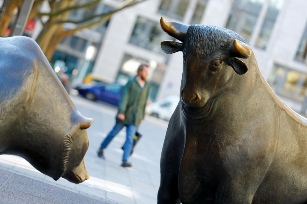 Býk a medveď, symboly pre úspešné a neúspešné obchodovanie pred burzou v nemeckom Frankfurte. FOTO: Reuters