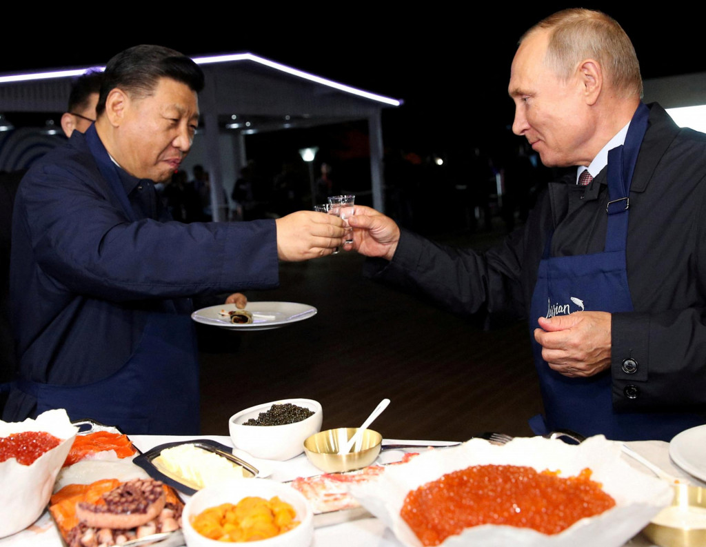 Ruský prezident Vladimir Putin a jeho čínsky náprotivok Si Ťin-pching. FOTO: Reuters
