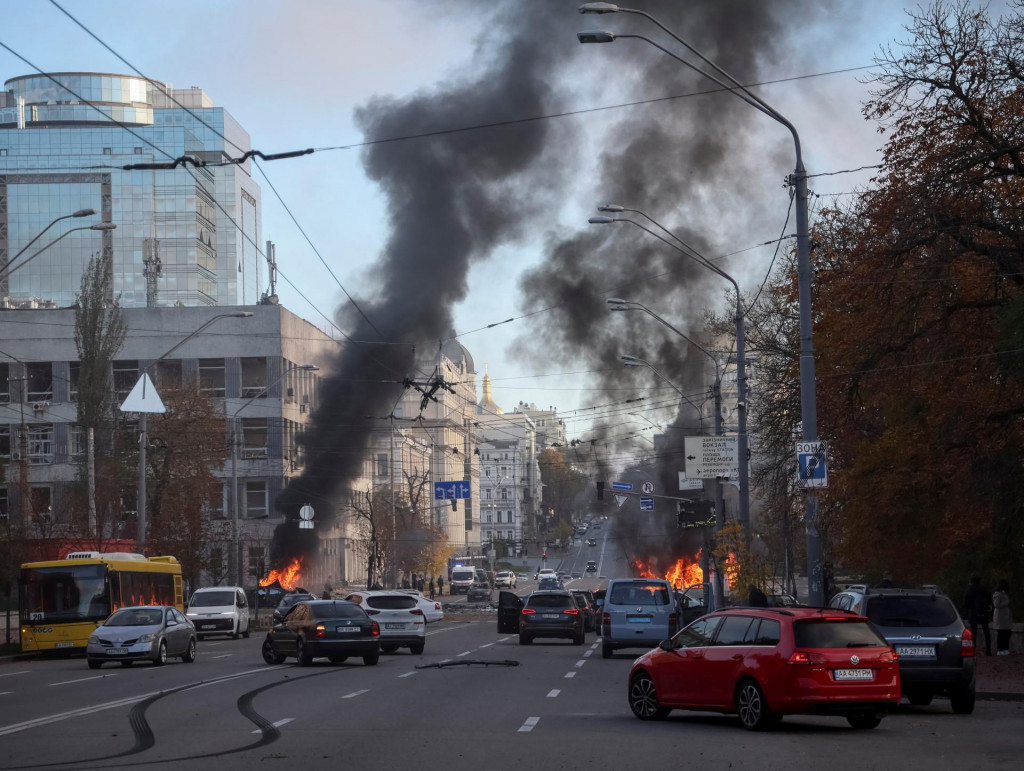 Horiace autá v centre Kyjeva. FOTO: Reuters
