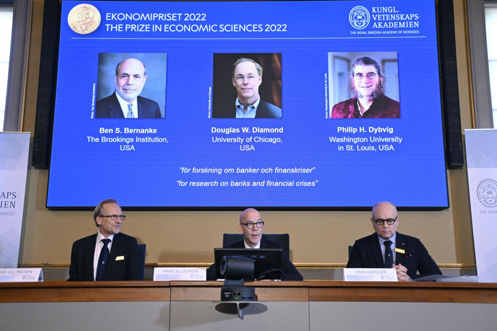 Zľava hore Ben S. Bernanke, Douglas W. Diamond a Philip H. Dybvig, ktorí získali Nobelovu cenu za ekonómiu za výskum týkajúci sa úlohy bánk v ekonómii.