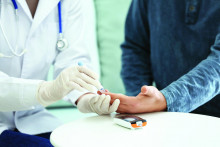 Doctor taking sample of diabetic patient‘s blood using lancet pen, closeup SNÍMKA: Shutterstock
