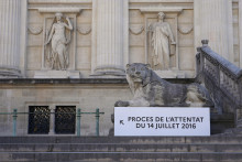 Tabuľa, ktorá ukazuje vstup do špeciálne upravenej súdnej siene v Paríži, kde sa koná súdny proces s osobami spojenými s teroristickým útokom v Nice. FOTO: TASR/AP