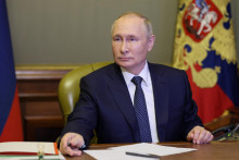 Putinovo rozhodovanie sa podľa riaditeľa britských spravodajcov ”ukázalo ako chybné”. Šéf Kremľa sa pustil do ”taktiky s vysokými stávkami, ktorá vedie k strategickým chybám v úsudku,” uvedie Jeremy Fleming. FOTO: Reuters