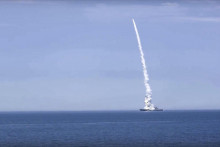Ruská vojenská loď odstreľuje raketu s plochou dráhou letu na cieľ na Ukrajine. FOTO: TASR/AP