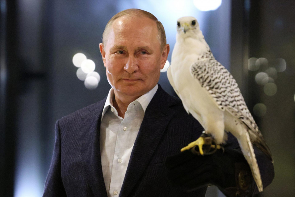 Na snímke ruský prezident Vladimir Putin drží sokola počas návštevy Kamčatského centra sokolov pre znovuzaradenie a ochranu vzácnych dravých vtákov v ruskom meste Petropavlovsk-Kamčatskij na ruskom ďalekom východe 5. septembra 2022. Putin v pondelok schválil novú doktrínu týkajúcu sa zahraničnej politiky, ktorá je založená okolo konceptu tzv. ”ruského sveta”. FOTO TASR/AP