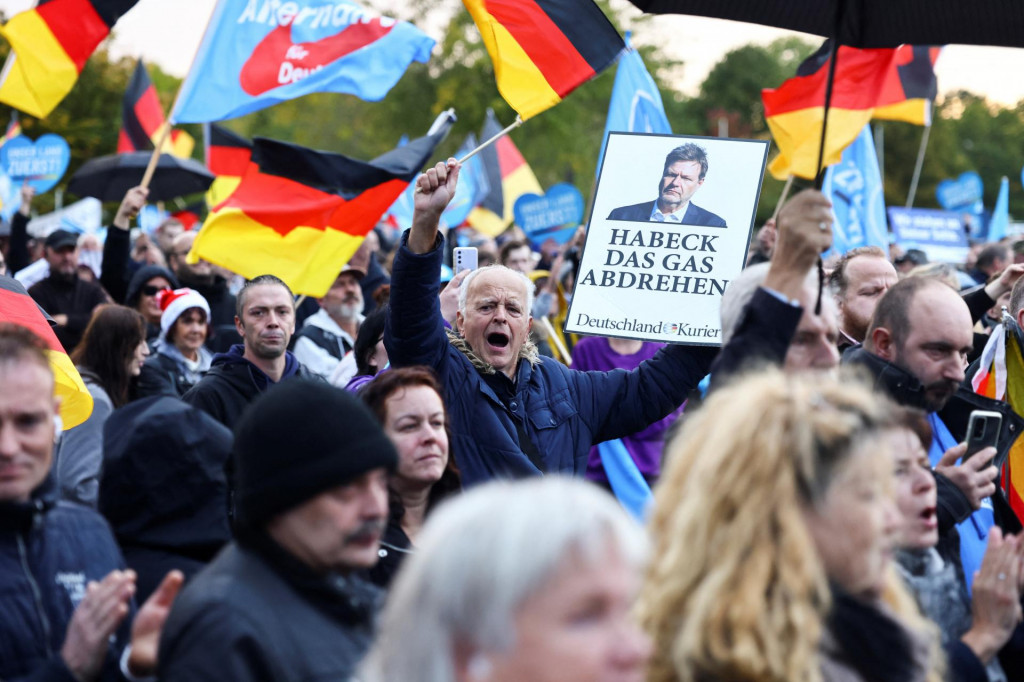 

Priaznivci strany Alternatíva pre Nemecko protestujú proti vláde uprostred prudko stúpajúcich cien energií. FOTO: Reuters