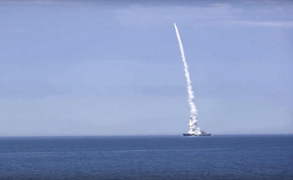 Ruská vojenská loď odstreľuje raketu s plochou dráhou letu na cieľ na Ukrajine. FOTO: TASR/AP