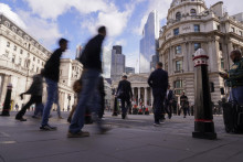 Ľudia kráčajú okolo britskej centrálnej banky v Londýne. FOTO: TASR/AP
