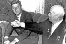 Sovietsky vodca Nikita Chruščov a americký prezident John F. Kennedy boli v októbri 1962 hlavnými aktérmi najvážnejšej konfrontácie, ktorá medzi oboma krajina prepukla počas celej studenej vojny.