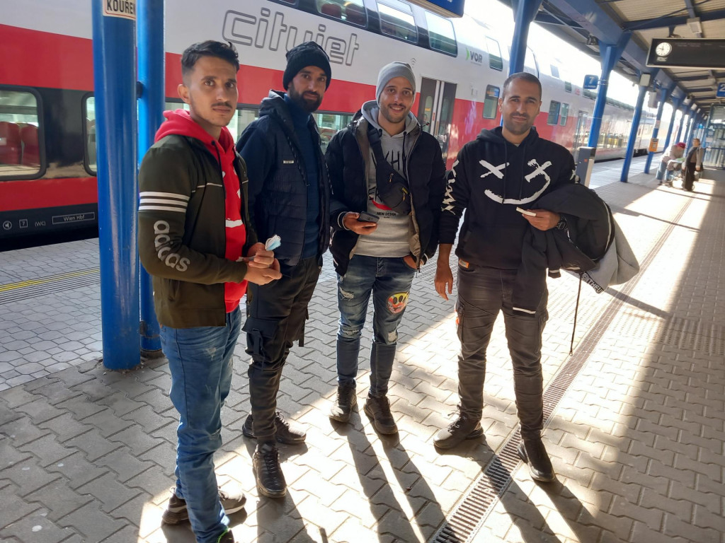 Železničná stanica v Břeclavi a jej okolie sú v týchto dňoch plné sýrskych migrantov. SNÍMKA: HN/ Pavel Novotný