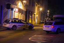 Na snímke policajti po streľbe na Zámockej ulici v Bratislave 12. októbra 2022.