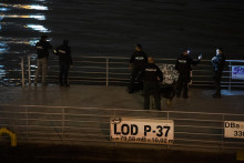 Policajti na lodi prehľadávajú hladinu Dunaja po streľbe na Zámockej ulici v Bratislave. FOTO: TASR/Jaroslav Novák
