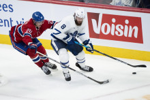 Juraj Slafkovský (vľavo) počas svojho debutu v NHL bojuje o puk proti hráčovi Toronta. FOTO: TASR/AP