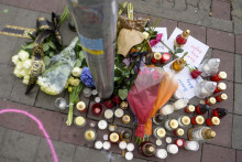 Na snímke sviečky a kvety sú položené pri mieste stredajšieho útoku na Zámockej ulici vo štvrtok 13. októbra 2022 v Bratislave. FOTO: TASR/Pavol Zachar