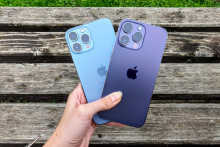 Postavili sme proti sebe do priameho porovnania iPhone 13 Pro Max (vľavo) a nový iPhone 14 Pro Max (vpravo). FOTO: Alžbeta Harry Gavendová/HN