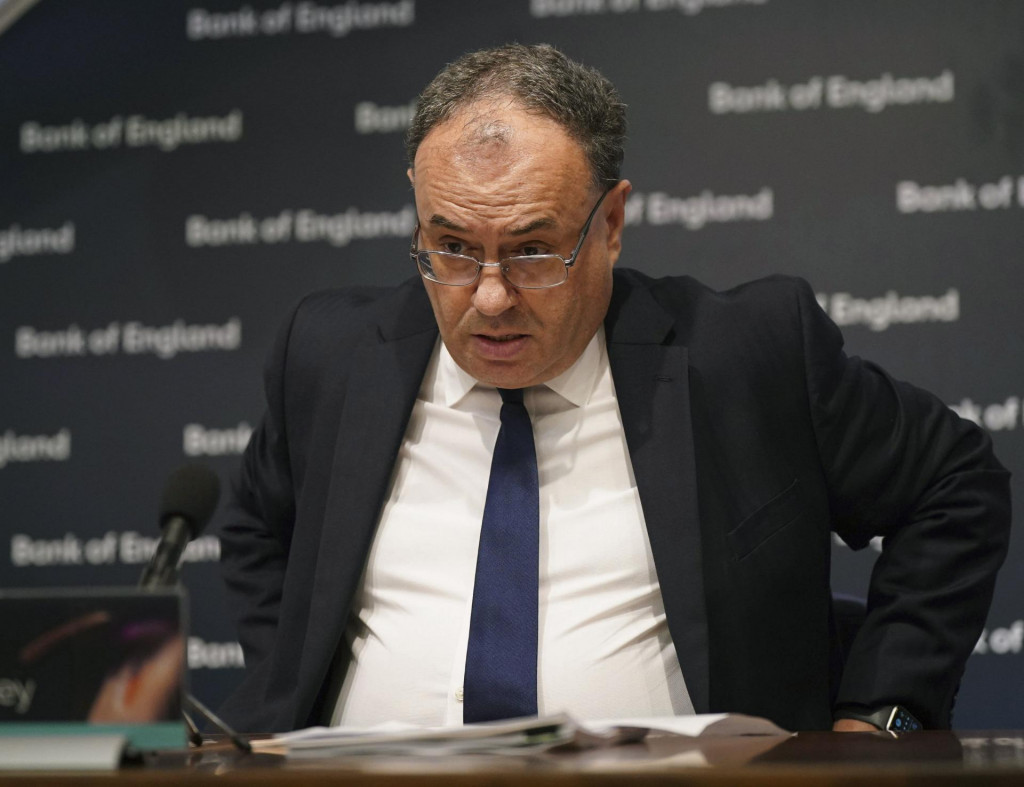 Guvernér britskej centrálnej banky Andrew Bailey na tlačovej konferencii vysvetľuje, prečo Bank of England sprísnila menovú politiku. FOTO: Reuters