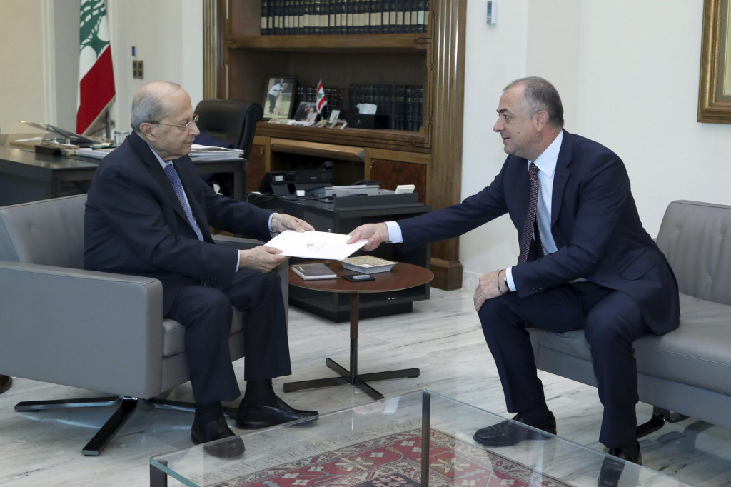 Libanonský prezident Michel Aún (vľavo) preberá konečný návrh dohody o námornej hranici medzi Libanonom a Izraelom od hlavného libanonského vyjednávača Iljása Bú Sába. FOTO: TASR/AP
