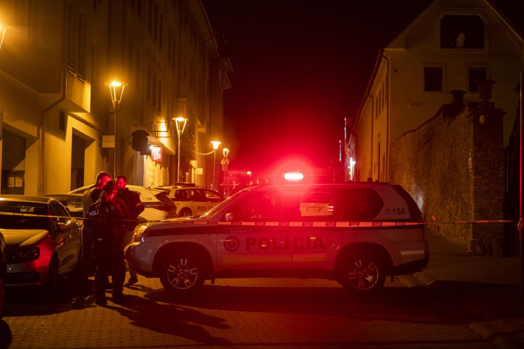 Policajti po streľbe na Zámockej ulici v Bratislave. FOTO: TASR/Jaroslav Novák