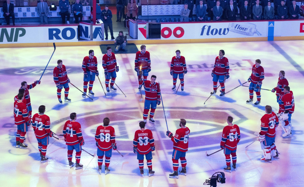 S číslom 20 slovenský hokejista Juraj Slafkovský pred svojím prvým zápasom NHL proti Torontu Maple Leafs. FOTO TASR/AP