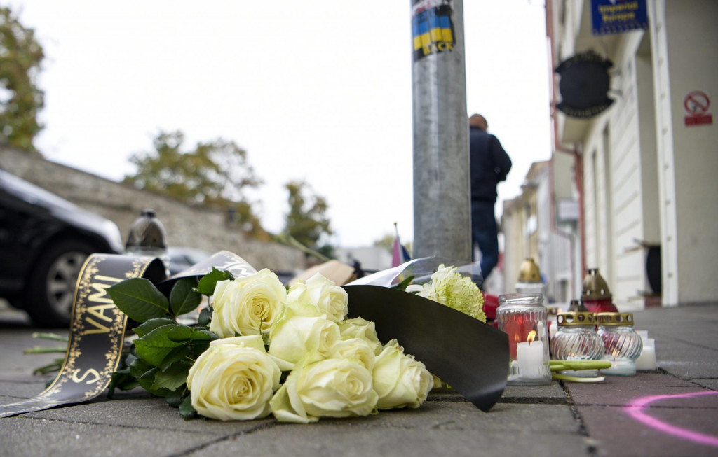 Na snímke sviečky a kvety sú položené pri mieste stredajšieho útoku na Zámockej ulici vo štvrtok 13. októbra 2022 v Bratislave. FOTO: TASR/Pavol Zachar