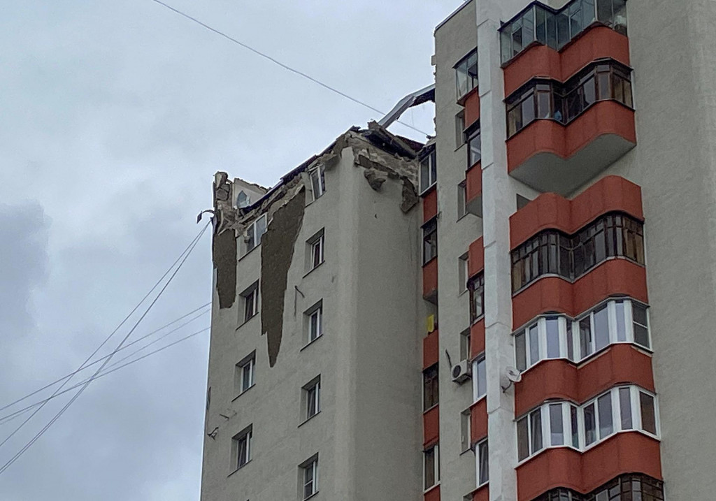 Poškodená rezidenčná budova v ruskom Belgorode. FOTO: REUTERS