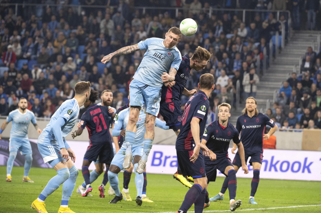 Juraj Kucka (Slovan) strieľa druh&yacute; g&oacute;l počas stretnutia Slovana Bratislava s Bazilejom. FOTO: TASR/Pavel Neubauer