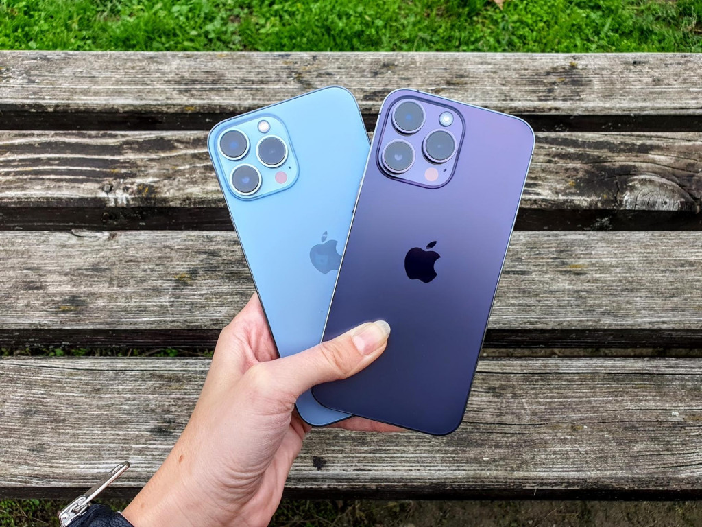 Postavili sme proti sebe do priameho porovnania iPhone 13 Pro Max (vľavo) a nov&yacute; iPhone 14 Pro Max (vpravo). FOTO: Alžbeta Harry Gavendov&aacute;/HN