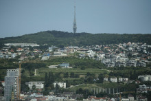 Televízna veža na Kamzíku a časť bratislavskej mestskej časti Nové Mesto. FOTO: TASR/M. Erd