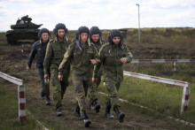 Odvedenci pochodujú na strelnici počas vojenského výcviku v Krasnodarskej oblasti na juhu Ruska. FOTO: TASR/AP