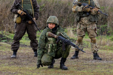 Čerstvo mobilizovaní Rusi cvičia streľbu na fronte v Doneckej oblasti. FOTO: REUTERS