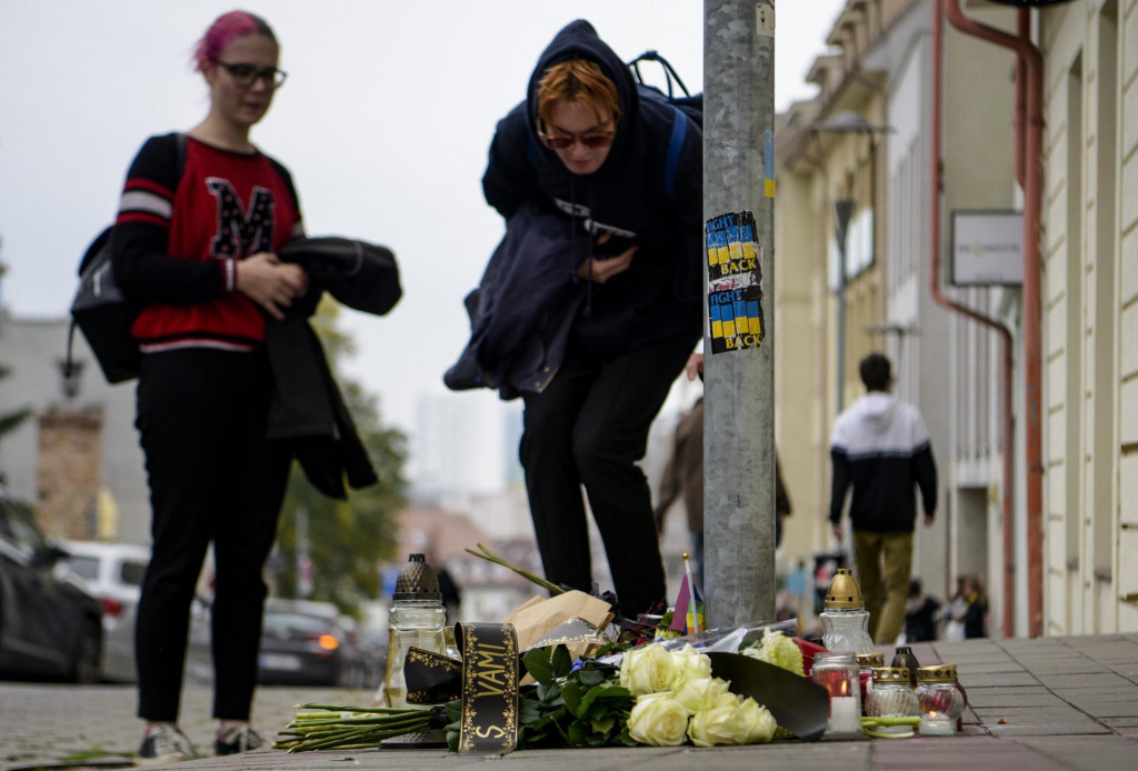 Na sn&iacute;mke ľudia pokladaj&uacute; sviečky pri mieste stredaj&scaron;ieho &uacute;toku na Z&aacute;mockej ulici. FOTO: TASR/Pavol Zachar