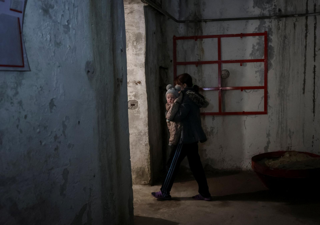 Ukrajinka s dieťaťom v kryte v Charkove. FOTO: REUTERS