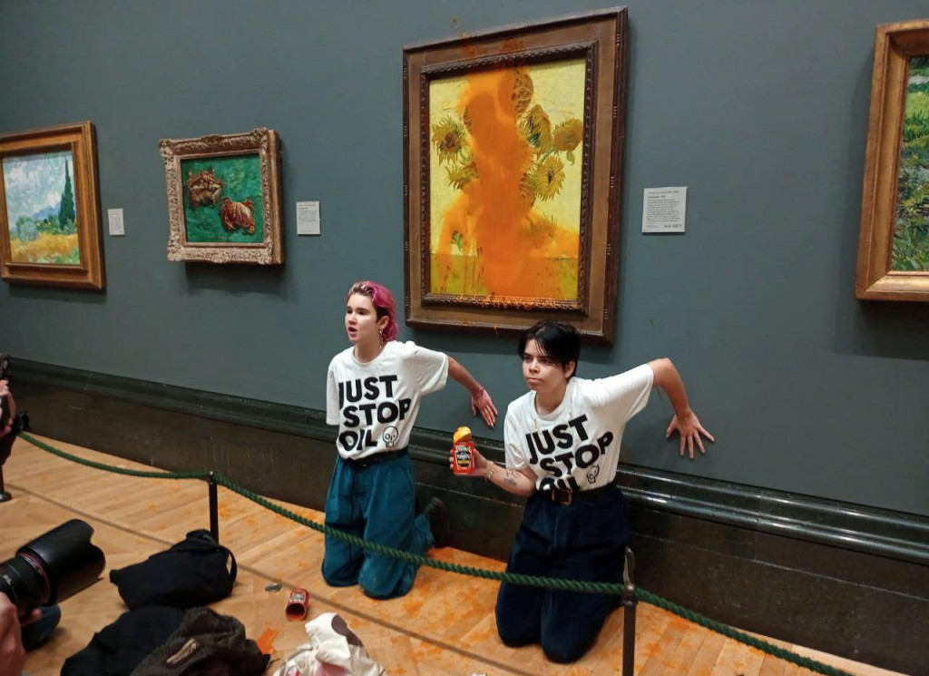 Výtržníčky pred obliatym obrazom Vincenta van Gogha. FOTO: TASR/AP