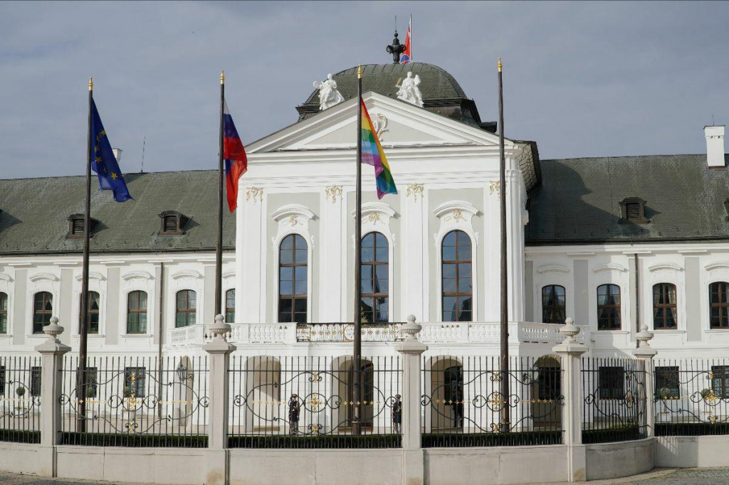Dúhová vlajka pred Grasalkovičovím Palácom. FOTO:
Prezidentská kancelária/Martin Strižinec