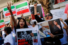 Demonštranti kričia heslá počas protestu po smrti Mahsu Aminiho v Iráne. FOTO: Reuters