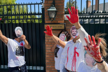 

Členovia iránskej komunity žijúci v Čile protestovali pred iránskym veľvyslanectvom v Čile. FOTO: Reuters
