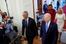 

Americký prezident Joe Biden a Jill Biden hostia bývalého prezidenta USA Baracka Obamu a Michelle Obamovú. FOTO: Reuters