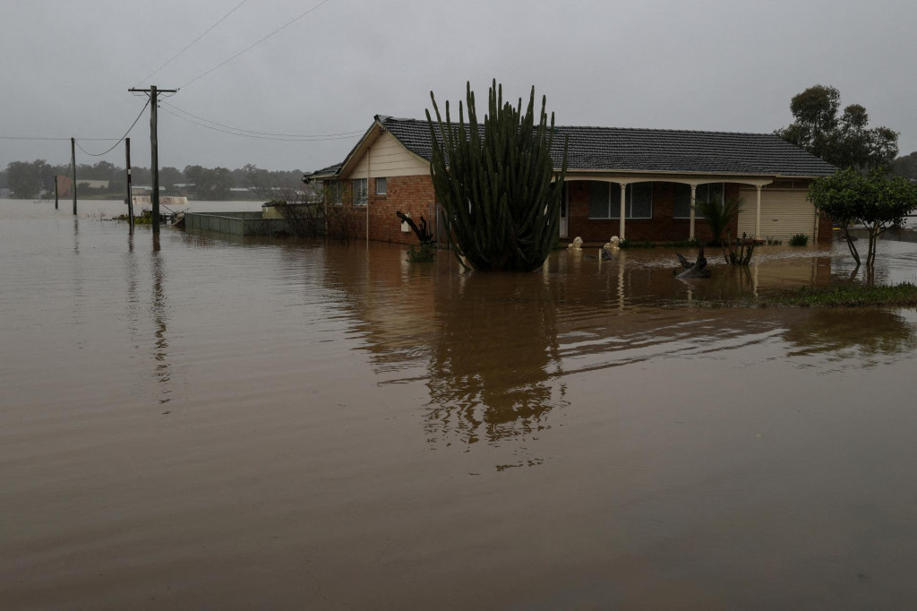FILE PHOTO: A home is inundated by floodwaters, following heavy rains and severe flooding in the McGraths Hill suburb of Sydney, Australia, July 6, 2022. REUTERS/Loren Elliott/File Photo SNÍMKA: Loren Elliott