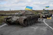Na zajatých ruských tankoch počas ofenzívy pri Izjume vejú ukrajinské vlajky. FOTO: Reuters