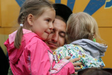 Mobilizovaný Rus sa lúči so svojimi deťmi. FOTO: REUTERS
