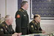 Bieloruský minister obrany Viktar Chrenin (uprostred) a štátny tajomník Bezpečnostnej rady Alexander Volfovič. FOTO: TASR/AP

