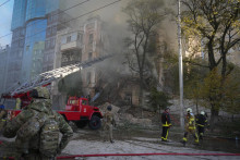 Hasiči zasahujú po útoku dronu na budovy v Kyjeve. FOTO: TASR/AP