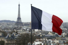 Francúzska vlajka a Paríž. FOTO: REUTERS