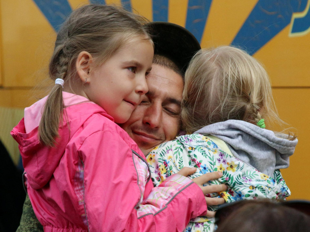 Mobilizovaný Rus sa lúči so svojimi deťmi. FOTO: REUTERS