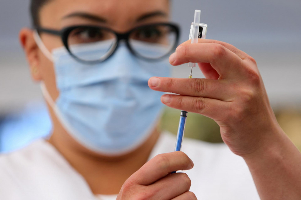 Zdravotníčka pripravuje vakcínu proti omikronu.