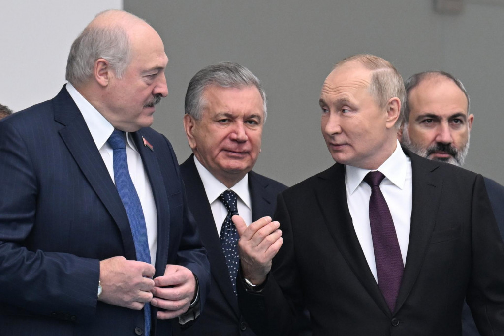 Bieloruský prezident Alexandr Lukašenko a ruský prezident Vladimir Putin. FOTO: TASR/AP