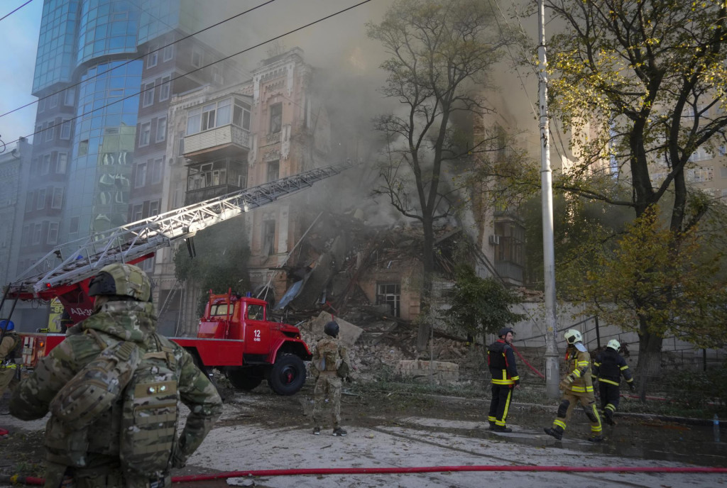 Hasiči zasahujú po útoku dronu na budovy v Kyjeve. FOTO: TASR/AP
