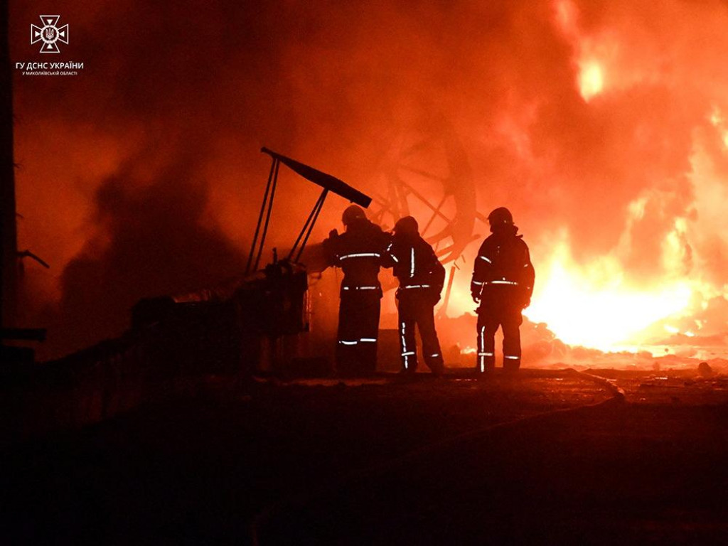 Hasiči zasahujú na mieste požiaru zásobníkov slnečnicového oleja, ktorý vznikol po zásahu domnelých iránskych bezpilotných lietadiel v Mykolajive. FOTO: REUTERS
