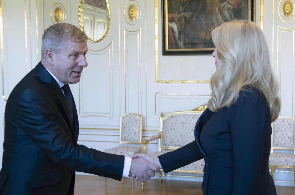 Prezidentka Zuzana Čaputov&aacute; a minister zdravotn&iacute;ctva Vladim&iacute;r Lengvarsk&yacute;. FOTO/TASR/Pavel Neubauer
