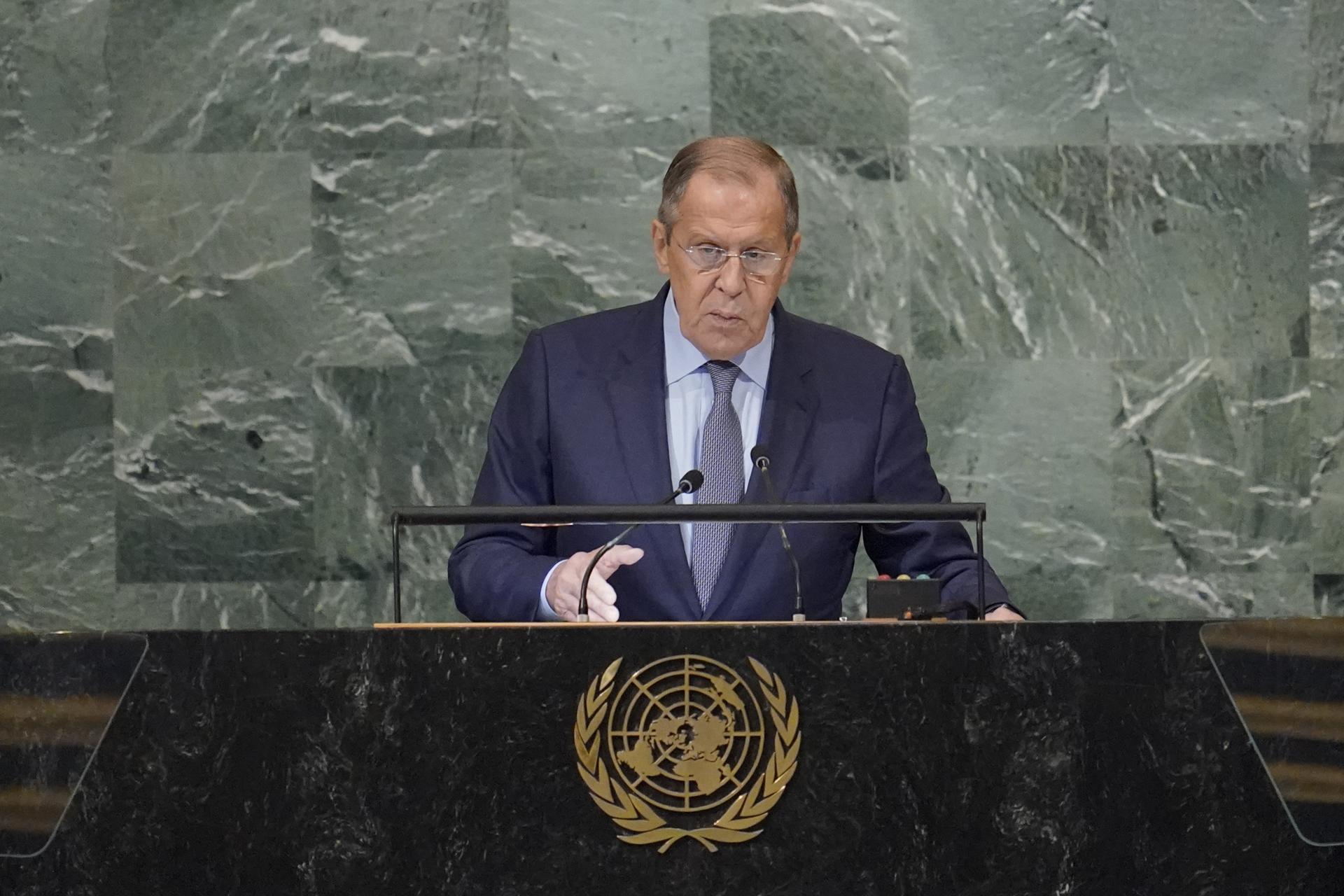 Lavrov: Moskva by mohla znížiť svoju diplomatickú prítomnosť na Západe